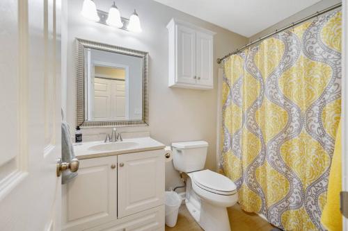 埃佩克斯Apex Comfort - Modern 3BR 2BA Home in Apex, NC的浴室设有卫生间、水槽和淋浴帘