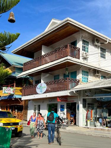 ボカス・タウンにあるHotel Paraiso Caribeñoの建物前の通りを歩く集団