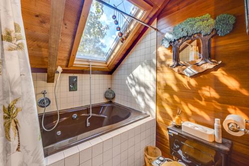 Koupelna v ubytování Pet-Friendly Gem with Private Dock in Deltaville!