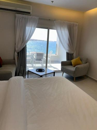 a bedroom with a bed and a view of the ocean at فندق حياة حقل الفندقية Hayat Haql Hotel in Al Humaizah