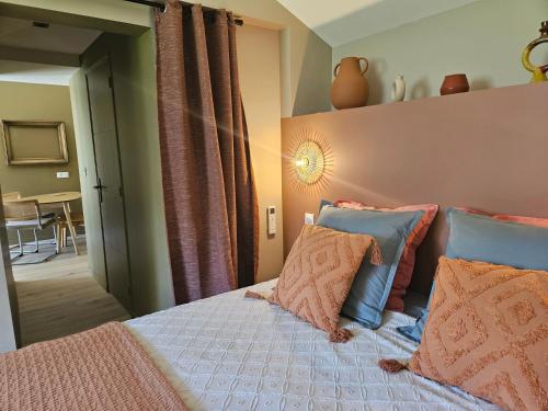 Ένα ή περισσότερα κρεβάτια σε δωμάτιο στο Le Cottage de la Villa des Chouettes