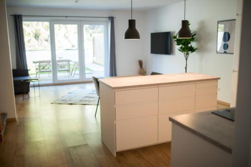 Kuchyň nebo kuchyňský kout v ubytování HUGOS Design Apartment am Waldrand - ruhig & modern