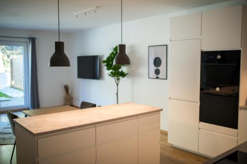 Kuchyň nebo kuchyňský kout v ubytování HUGOS Design Apartment am Waldrand - ruhig & modern