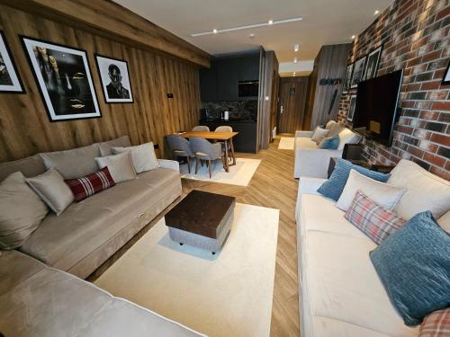 Un lugar para sentarse en Kopaonik Woodside Hotel SKI - SPA