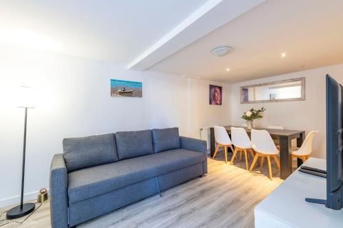 un salon avec un canapé et une table dans l'établissement Appartement spacieux 2 Ch - 2 SDB - Proche Paris et Disneyland, à Noisy-le-Grand