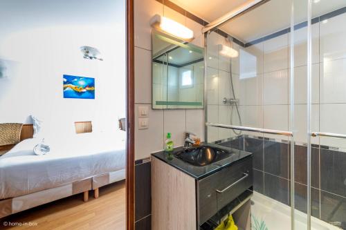 a bathroom with a sink and a shower at Appartement spacieux 2 Ch - 2 SDB - Proche Paris et Disneyland in Noisy-le-Grand