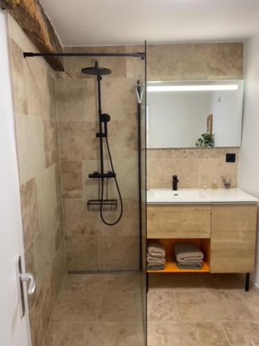 une salle de bain avec douche et lavabo dans l'établissement Le Moulin, à Grasse