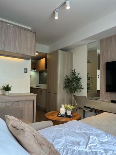 Un dormitorio con una cama y una sala de estar. en El Suite, en Puting Kahoy