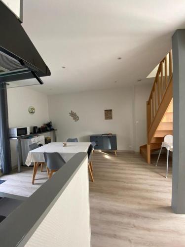 une cuisine et une salle à manger avec une table dans une pièce dans l'établissement Maison Centre bourg, à Villedoux