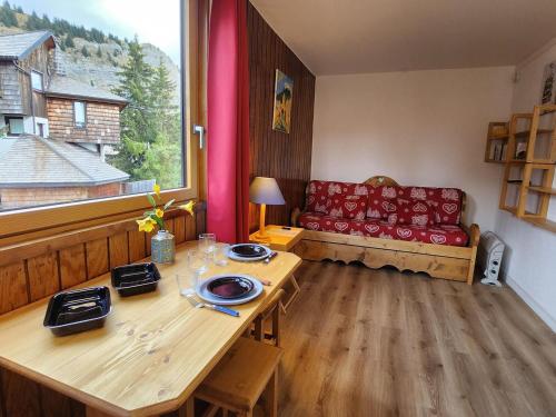 un salon avec une table et un canapé dans l'établissement Studio 2 pers à Avoriaz - Quartier des Dromonts - Pied des pistes - Cosy et tout équipé - FR-1-633-16, à Avoriaz