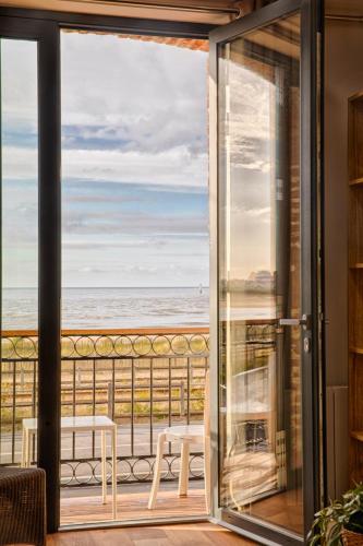 a room with a view of the ocean at "Le 139" FRONT DE MER - Grand appartement contemporain 2 à 6 personnes - 1er étage in Houlgate