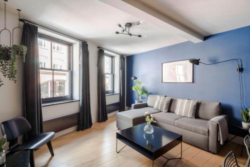 a living room with a couch and a table at Stylish 1-Bed Apartment near Seven Dials in London