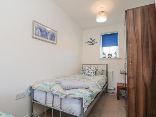 a small bedroom with a bed in a room at Spindrift in Reighton