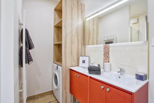 a bathroom with a sink and a washing machine at "Le 139" FRONT DE MER - Grand appartement contemporain 2 à 6 personnes - 1er étage in Houlgate