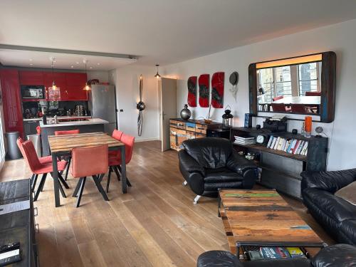 un salon avec une table et des chaises et une cuisine dans l'établissement Issy - les jardins du séminaire, à Issy-les-Moulineaux