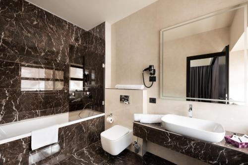 Ένα μπάνιο στο Apartments by Old Town Hotel