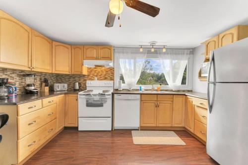 Η κουζίνα ή μικρή κουζίνα στο Grill and Chill 4BR Bayside Sunroom Oasis