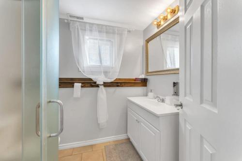 Ένα μπάνιο στο Grill and Chill 4BR Bayside Sunroom Oasis