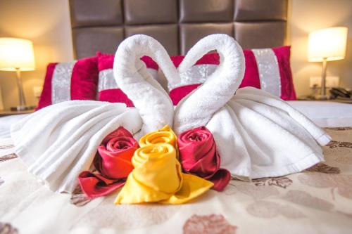 due tute a pelo d'oro che sembrano un letto di rose. di VIP Hotel Segamat a Segamat