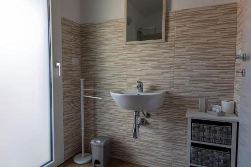 Koupelna v ubytování Elegante Rifugio Appartamento con 1 camera da letto 4 Adulti Wi-Fi Netflix