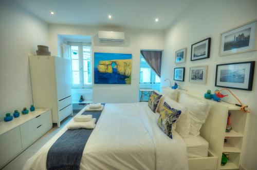 Postel nebo postele na pokoji v ubytování Seaview Sliema 30 seconds to High Street & Ferry, 2x Double En-suite Bedrooms, Modern Whole Traditional Townhouse, Kitchen, Living Area, & Roof Terrace