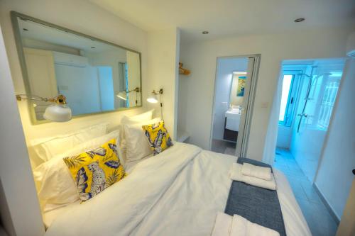 Koupelna v ubytování Seaview Sliema 30 seconds to High Street & Ferry, 2x Double En-suite Bedrooms, Modern Whole Traditional Townhouse, Kitchen, Living Area, & Roof Terrace