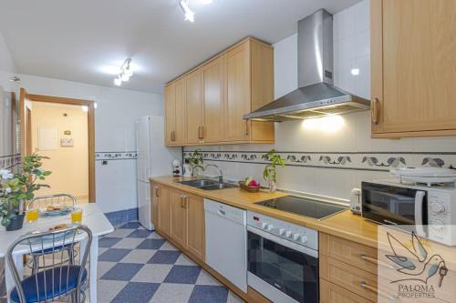 Küche/Küchenzeile in der Unterkunft 2 BDR apt with heated pool & jacuzzi