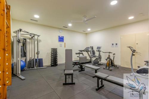 Das Fitnesscenter und/oder die Fitnesseinrichtungen in der Unterkunft 2 BDR apt with heated pool & jacuzzi