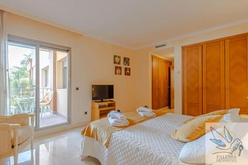 Ein Bett oder Betten in einem Zimmer der Unterkunft 2 BDR apt with heated pool & jacuzzi