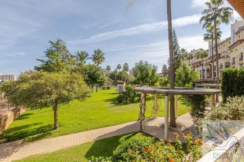 Ein Garten an der Unterkunft 2 BDR apt with heated pool & jacuzzi