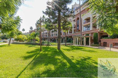 Ein Garten an der Unterkunft 2 BDR apt with heated pool & jacuzzi