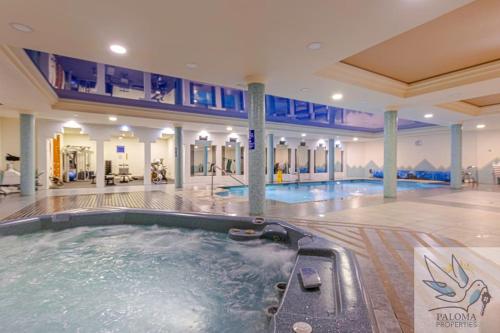 Der Swimmingpool an oder in der Nähe von 2 BDR apt with heated pool & jacuzzi