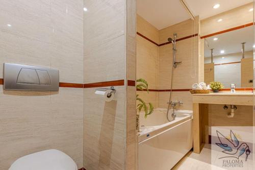 Ein Badezimmer in der Unterkunft 2 BDR apt with heated pool & jacuzzi