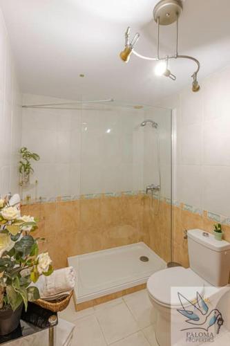 Ein Badezimmer in der Unterkunft 2 BDR apt with heated pool & jacuzzi
