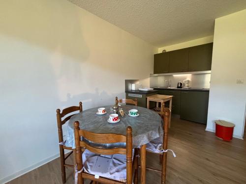 a kitchen with a table and chairs in a room at Studio rénové à Autrans, 4 pers, balcon, parking privé, proche centre et pistes ski - FR-1-737-28 in Autrans