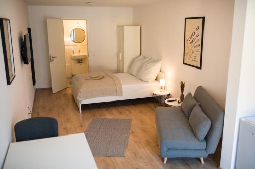 Postel nebo postele na pokoji v ubytování HUGOS Studio Apartment