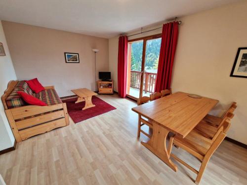 un salon avec une table et un canapé dans l'établissement Appartement 3 pièces, 4/6 pers, balcon, proche pistes à Valfréjus - FR-1-265-183, à Valfréjus