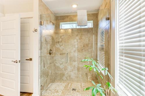 Ένα μπάνιο στο 1 Mi to Beach Family-Friendly Hilton Head Retreat