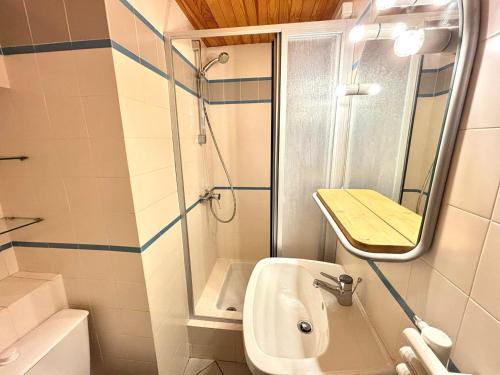 une petite salle de bain avec un lavabo et une douche dans l'établissement Studio économique 2 pers. avec balcon aux Menuires, animaux admis - FR-1-452-160, aux Menuires