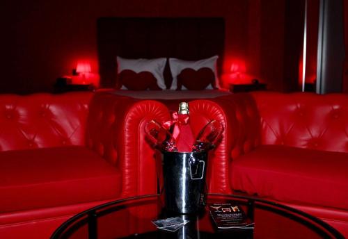 a red living room with a couch and a bed at V E R O N E - Rooms & Suites - Liège - Rocourt in Liège