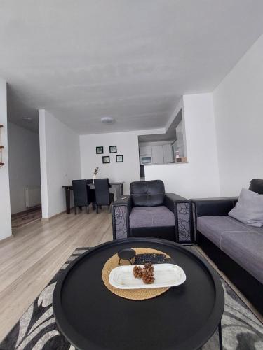 プリシュティナにあるPrivate Apartments Prishtinaのソファとテーブルのあるリビングルーム