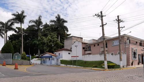 eine leere Straße mit einem rosa und weißen Gebäude in der Unterkunft Pousada Nossa Senhora das Graças in Cachoeira Paulista