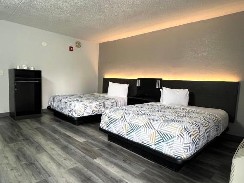 two beds in a hotel room with at Motel 6-Middleburg Heights, OH - Cleveland in Middleburg Heights
