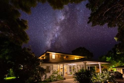 a house with the milky way in the sky at Ka'awa Loa Plantation in Captain Cook