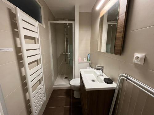 une salle de bain avec un lavabo, des toilettes et un miroir dans l'établissement Studio 2 pers à Avoriaz - Quartier des Dromonts - Pied des pistes - Cosy et tout équipé - FR-1-633-16, à Avoriaz