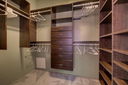 una cabina armadio con armadi in legno e cassetti di The Charming Bungalow 2BD 1BTH a Manhattan