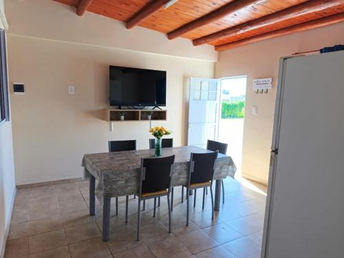 a dining room with a table and chairs at Alojamiento Los Imigrantes in Chajarí