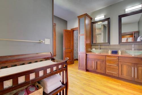 un bagno con vasca, lavandino e specchio di The Charming Bungalow 2BD 1BTH a Manhattan