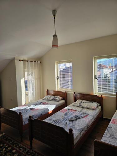 Ένα ή περισσότερα κρεβάτια σε δωμάτιο στο Vila Blaceri