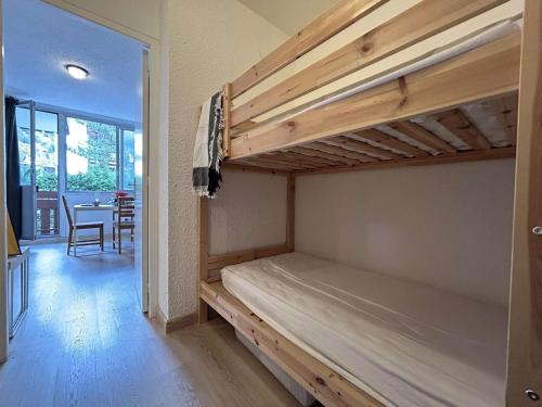 Ένα ή περισσότερα κρεβάτια σε δωμάτιο στο Studio cosy proche pistes avec balcon et parking, 4 couchages - FR-1-330F-241